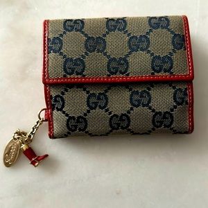 Gucci wallet with Charm Gucci and a shoe beautiful